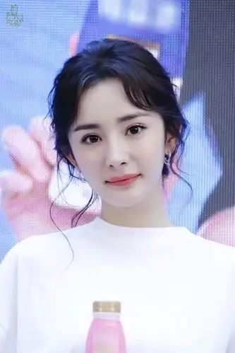 组图:杨幂白t配透视蓝裙亮相 露甜笑少女感十足 : 日前,杨幂现身深圳