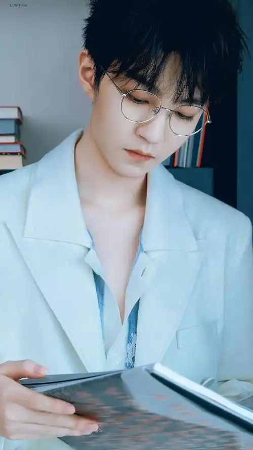 王俊凯超话#王俊凯暴龙直播#金丝眼镜鲨疯了!