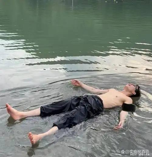 被迫营业秀腹肌堪比男高于正比亲儿子还宠的02年薄肌小鲜肉