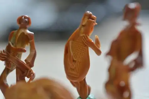 男子辞职专做桃核微雕一件作品卖上万元年收入保密