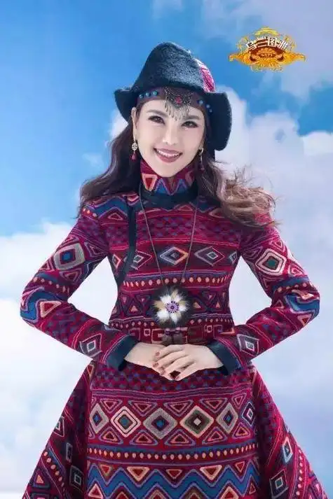 彼时没有人知道,这个小女娃将来会成为一个著名歌手,民族的骄傲