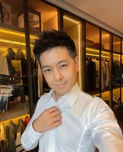 46岁林志颖晒自拍,"不老男神"两鬓花白发福显老态,奢华衣帽间抢镜