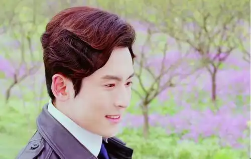 张哲瀚出道十年,角色风格多变没火,最后靠病娇美男大火