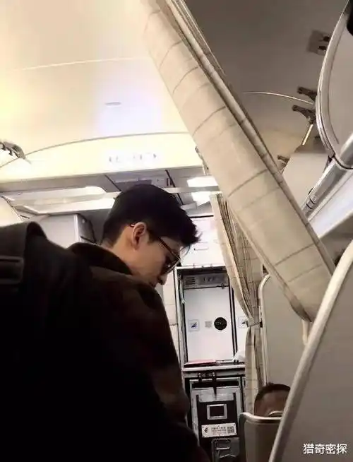 坐飞机偶遇张翰回老家齐齐哈尔过年,本人又高又帅又白,越来越帅了