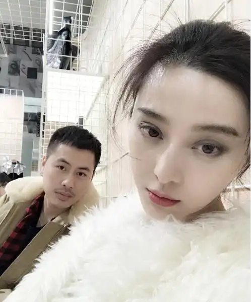 范冰冰秀美艳自拍,不过身边的男人竟不是李晨