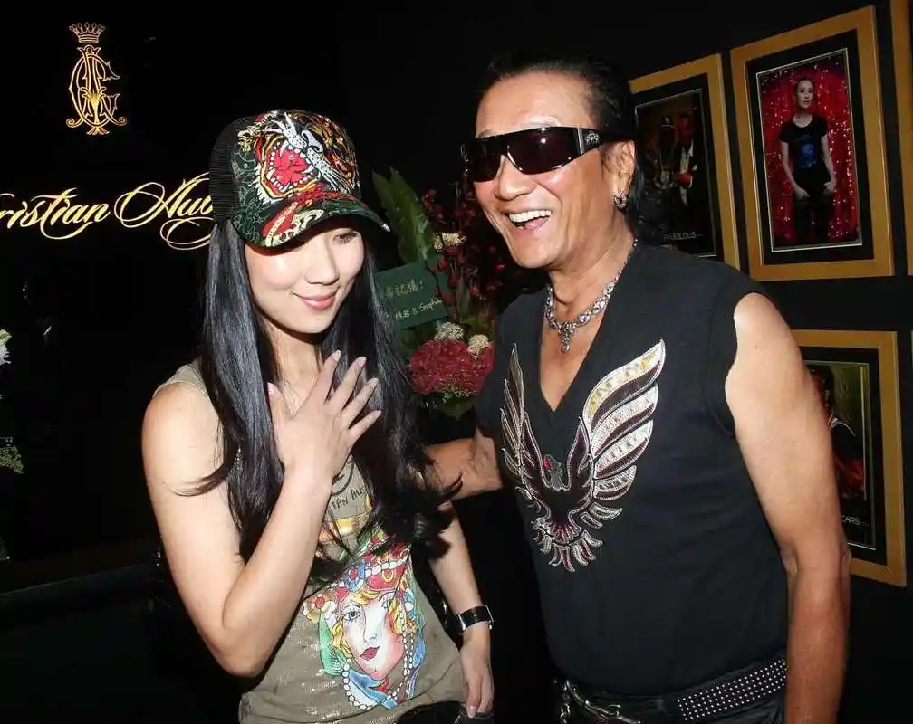 在这段令人瞩目的恋情中,谢贤和coco之间的爷孙恋故事深深牵动人心.