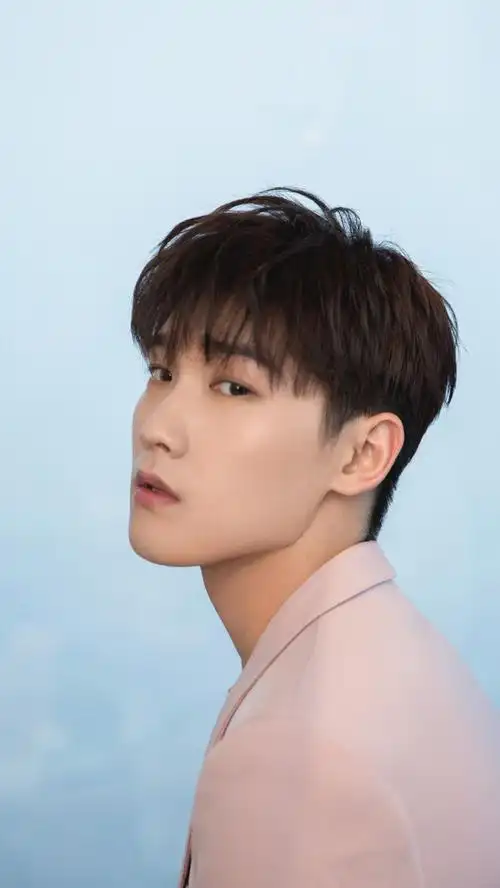 小鲜肉邢昭林一身粉色西装妥妥的小眼睛男神