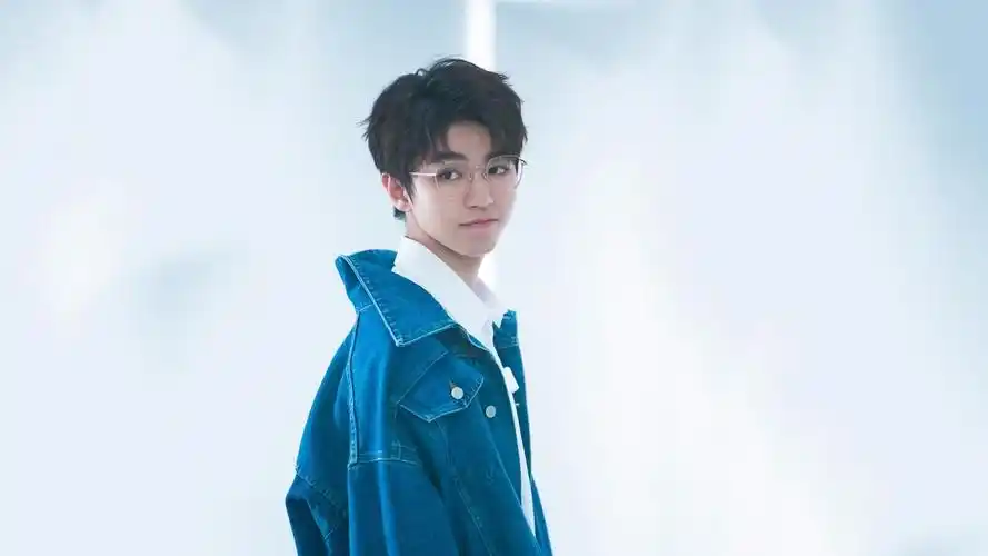 22m上传时间:2020-06-16壁纸标签:王俊凯明星风尚壁纸封面图王俊凯