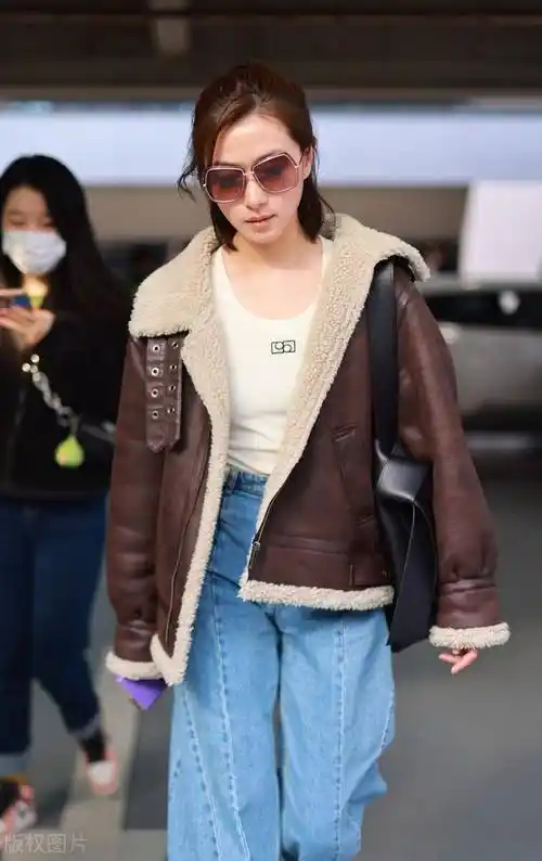 万茜现身上海机场,棕色翻毛皮衣优雅帅气_机车_外套
