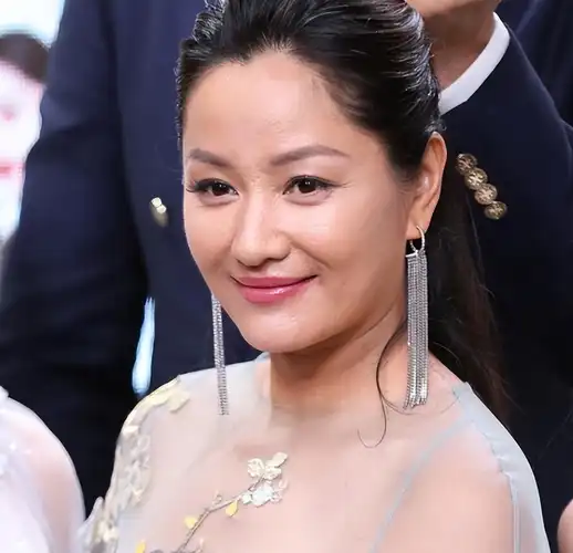 超模瞿颖定居泰国,住独栋大别墅打网球,全身黝黑被网友嘲笑!