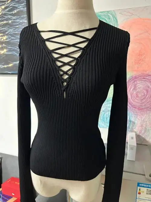 这款衣服的难度在于整体版型的调整和细节的控制,绑绳需要人工手穿