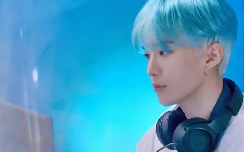 做梦素材和电竞男友范丞丞甜蜜连线又是想嫁给范丞丞的一天