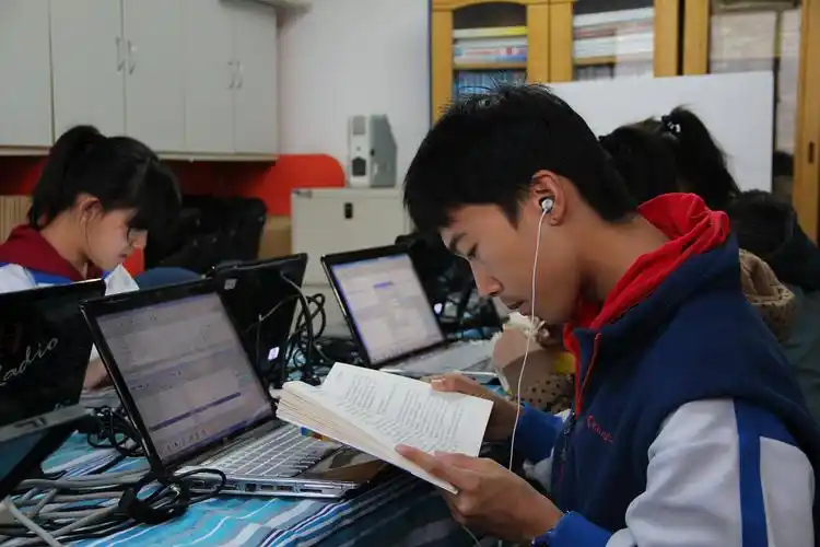 2014年11月1日,心目图书馆学生志愿者正在进行图书校对.(受访者供图)