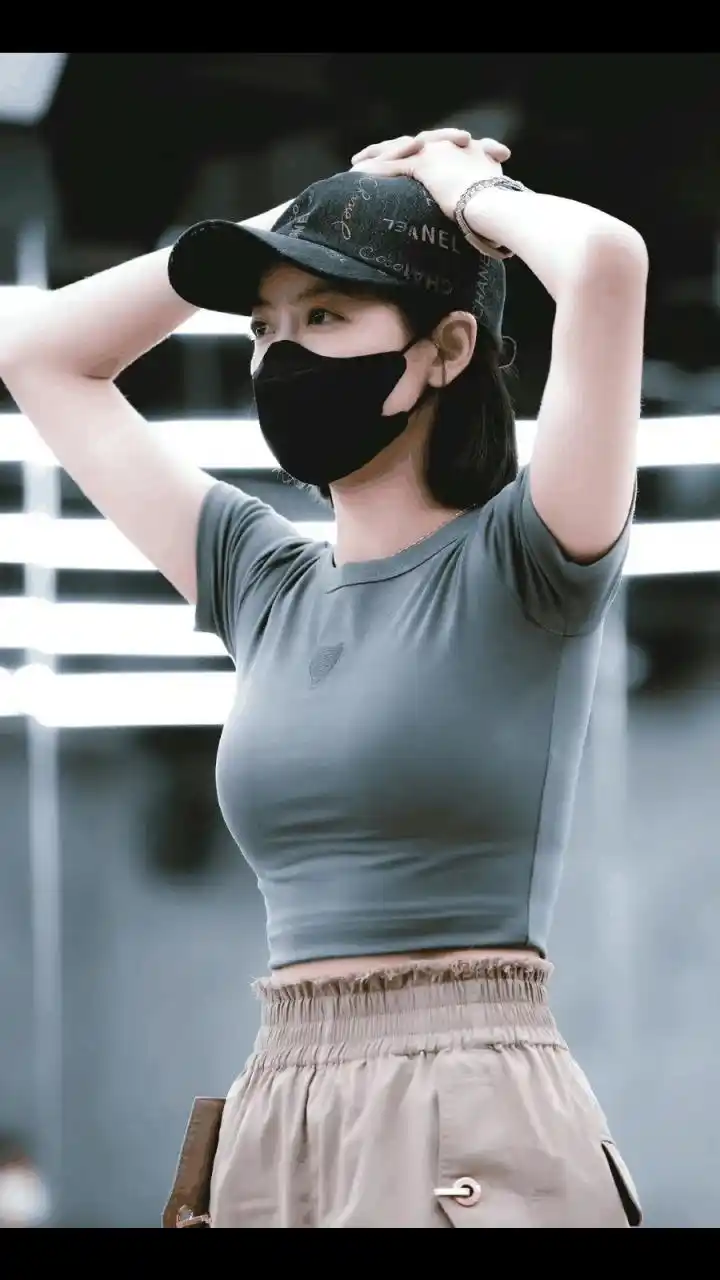 #gif创作人# 宋茜跳舞的照片,她身材蓝色紧身短袖,头戴一顶黑色鸭舌帽