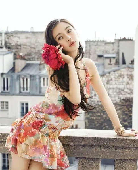 让我们再换另一个镜头看看,杨颖在认真练习着跳舞的模样真是非常的