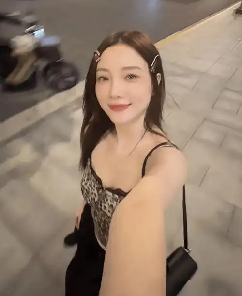 43岁李小璐彻底放飞自我!穿豹纹吊带水嫩如蜜桃,纯欲魅力无法抵挡!