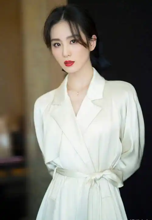 刘诗诗出席品牌活动造型,简约高级的白色风衣,优雅又不失甜美_清透