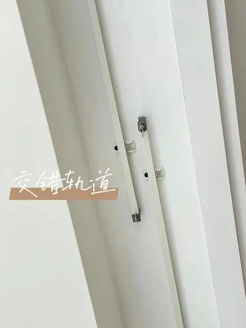 目前家里已经基本完工啦,在保洁来打扫之前,让师傅先来把窗帘轨道安装