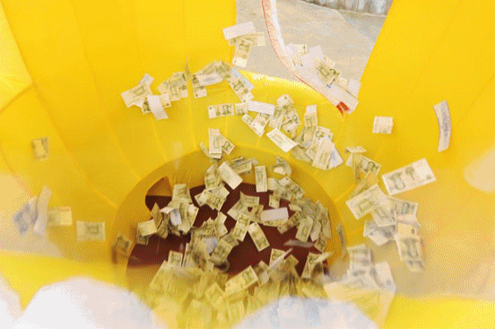 进去之前两手空空出来就是满握钞票疯狂抓钱机惊喜开启钞票任你抓