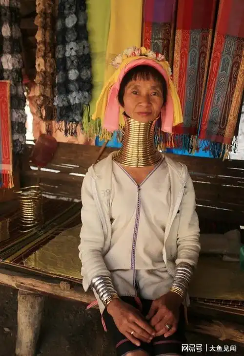 揭秘历史上最真实的长颈族脖子上都戴着10多斤重的铜项圈