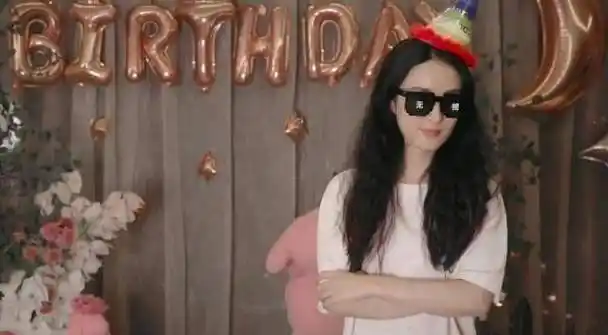 原创赵丽颖庆生画面鲜花围绕气氛好颖宝比v甜笑收工状态真实