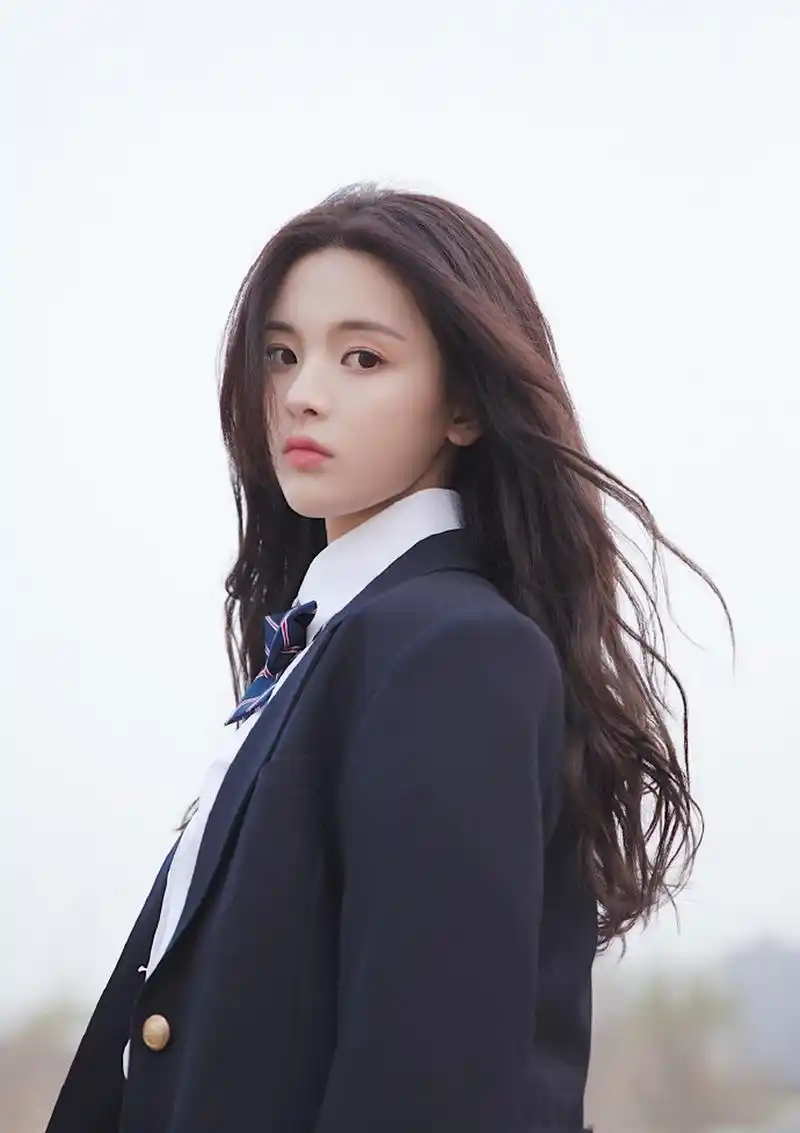 杨超越晒日系校服照,淡妆配波浪卷,化身学院风女孩