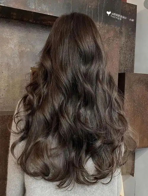 整体发型充满活力,完全不老气哟～这款法式卷发充满浪漫甜美气息