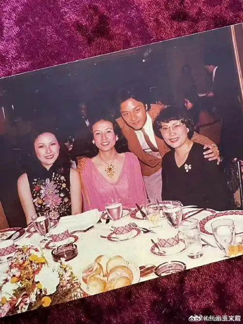 莫文蔚晒与张国荣合照##莫文蔚张国荣合照