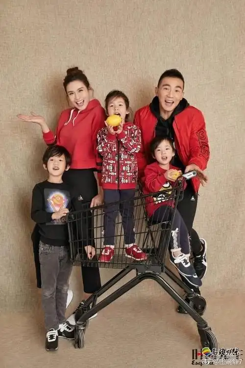 王婉霏晒出全家福一家五口幸福无比新年气息