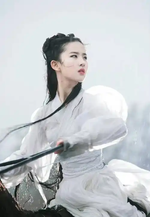 原创古装女神刘亦菲与唐嫣相比之下谁更胜一筹