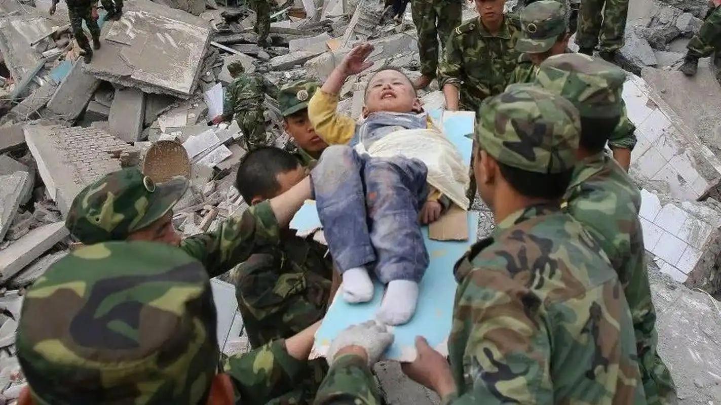 "敬礼娃娃"郎铮被北京大学录取  7月23日,记者从"敬礼娃娃"郎铮家人处