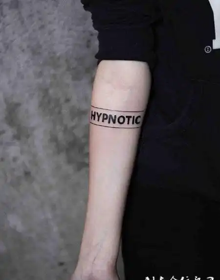 手臂好看的英文字母臂环纹身图案