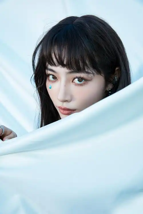 许佳琪齐刘海碎钻造型