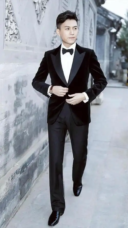 观众朋友对靳东的印象总是斯文有礼,一袭西装革履,素有"老干部"之称