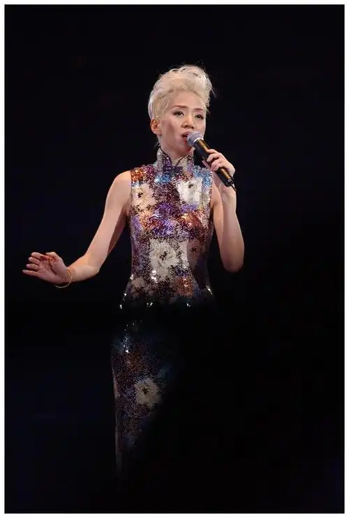 梅艳芳舞台上"风情万种",穿上婚纱真漂亮,没想到成了告别造型