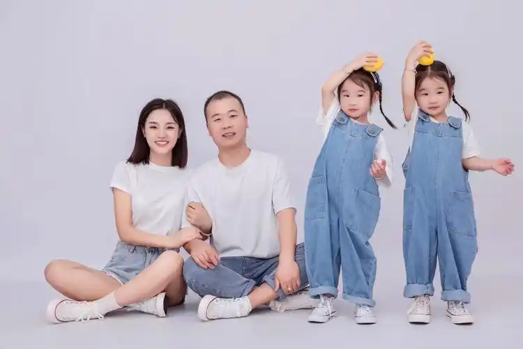 三餐四季 四口之家 健健康康 整整齐齐#亲子照 #一家四囗  - 抖音