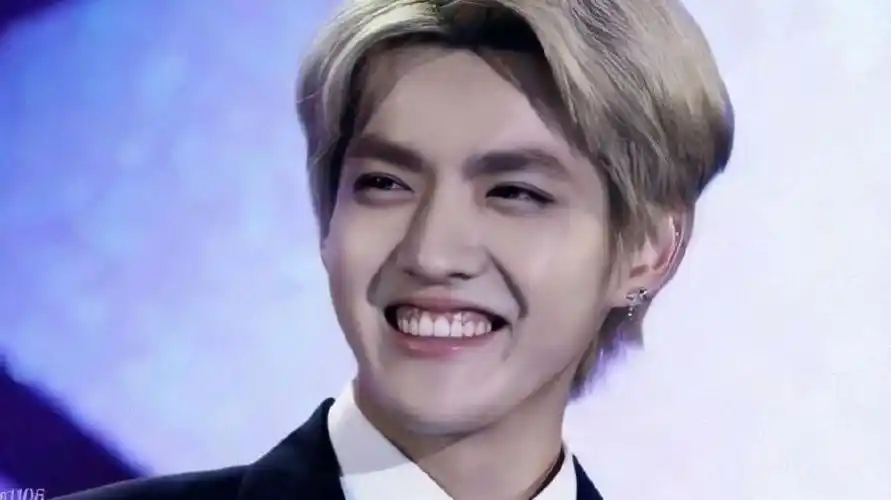 七年前的kris金发白衬衫是少年的模样时间真的过得太快了kris吴亦凡