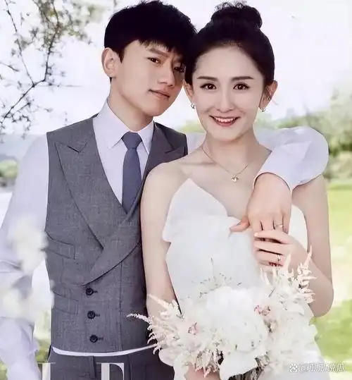 张杰谢娜带仨娃游迪士尼十指紧扣如热恋情侣3个保姆很抢镜