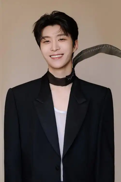 范丞丞飘带黑西装