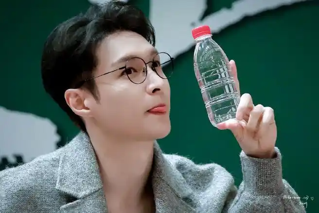 张艺兴[超话]#230824 好可爱啊啊啊@张艺兴