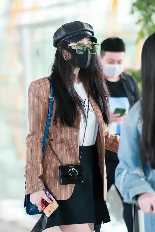 范冰冰难得低调,独拿行李埋头走机场,西装配短裙穿出职业女性范