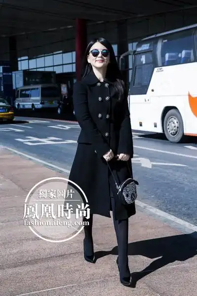 独家首发李湘一家出发米兰手袋竟是angela设计