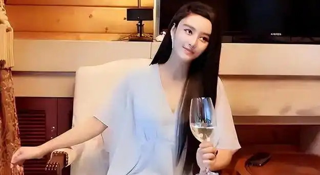 800万整成范冰冰,后来嫁主刀医生,孕后竟然发现丈夫还有男朋友|李晨