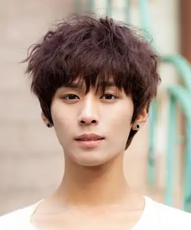 男生碎发刘海烟花烫短发发型蓬松空气感的烫发造型相较于直发造型,尤