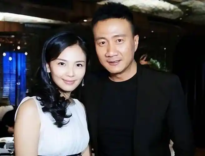 而且还有人扒出来,胡军在参演《蓝宇》这部同性恋爱电影后,疑似和刘烨