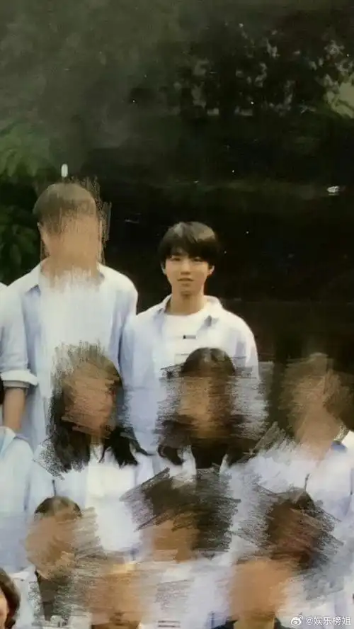 王俊凯的高中毕业照