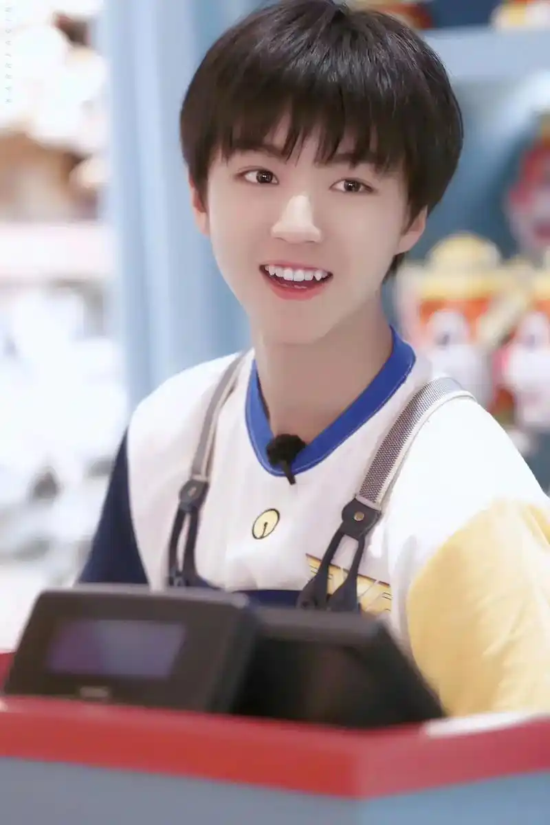 从特别自然的喝你的水到预谋已久亲你的嘴.#王俊凯#治愈系笑容