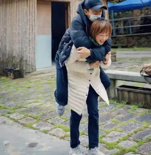 孙俪两口子去爬山,牵手合影,搂肩大方秀恩爱,邓超"望妻眼"高甜_时候