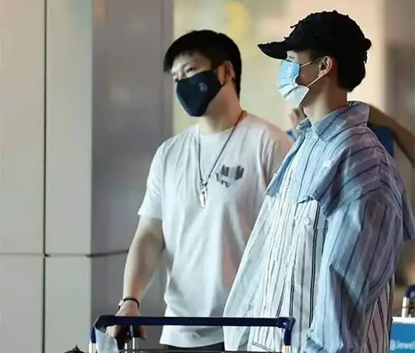 樊振东疑恋爱机场照曝光情侣装秀恩爱相亲对象曾是体坛女神