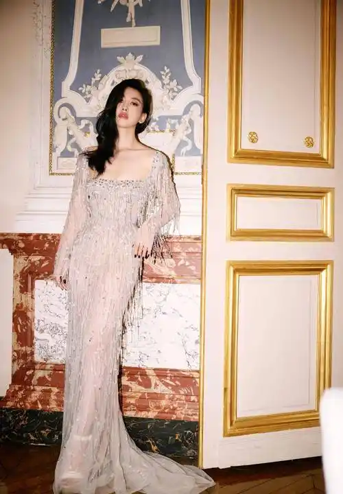 曝光的照片中,朱珠大胆挑战裸裙,展现完美身材线条.